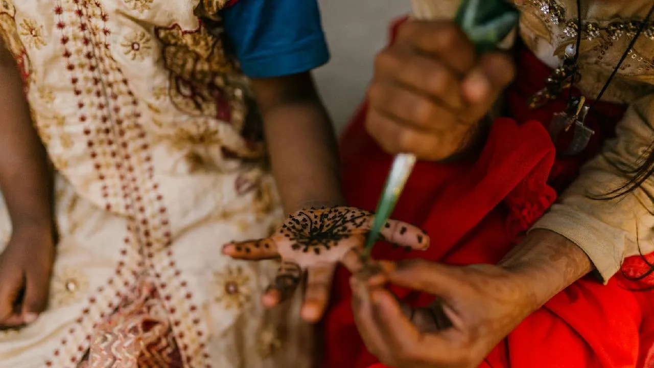 Mehandi Awareness 2025: ಹೆಚ್ಚಾದ ಬೀದಿ ಬದಿ ಮದರಂಗಿ ಹಾಕುವ ಕಲಾಕಾರರು - Image 3