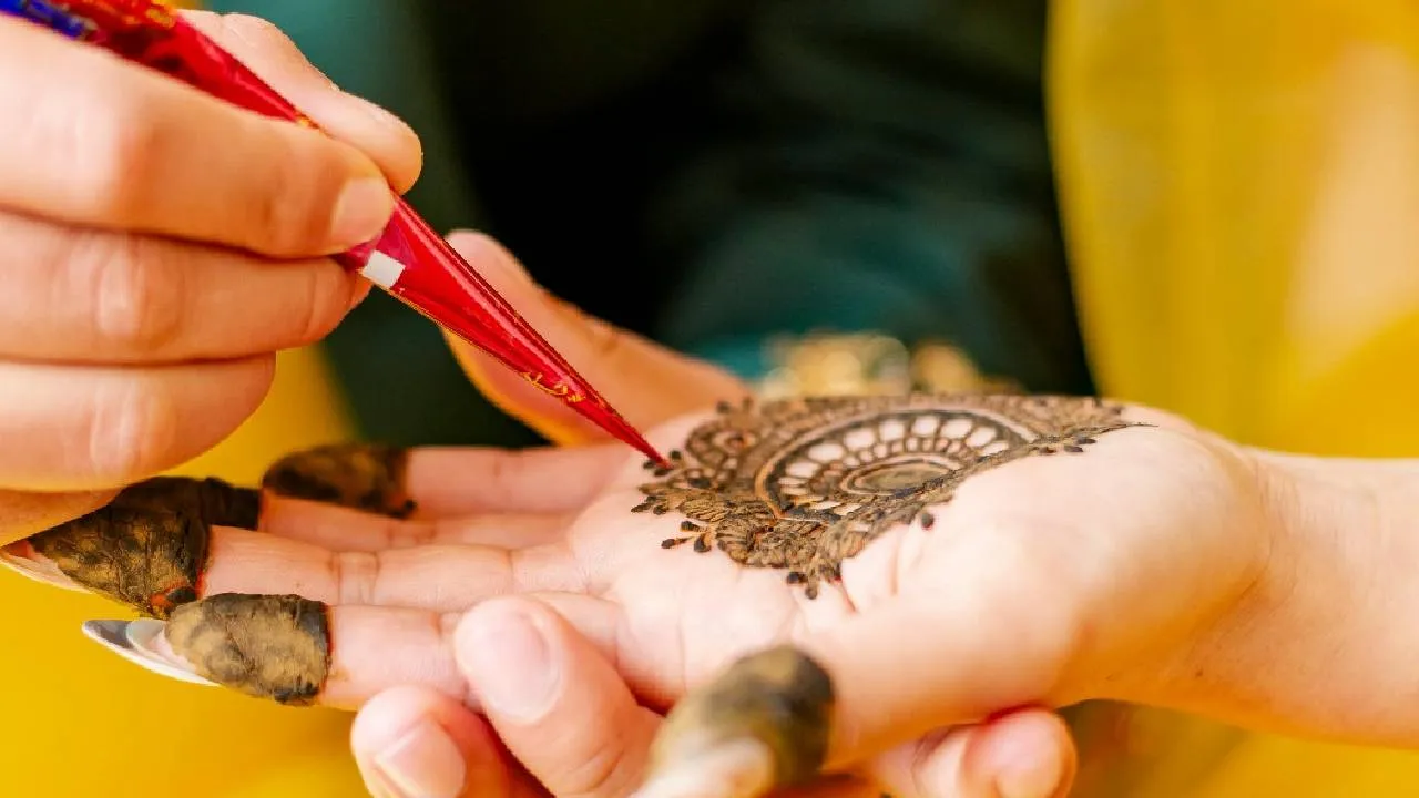 Mehandi Awareness 2025: ಹೆಚ್ಚಾದ ಬೀದಿ ಬದಿ ಮದರಂಗಿ ಹಾಕುವ ಕಲಾಕಾರರು - Image 5