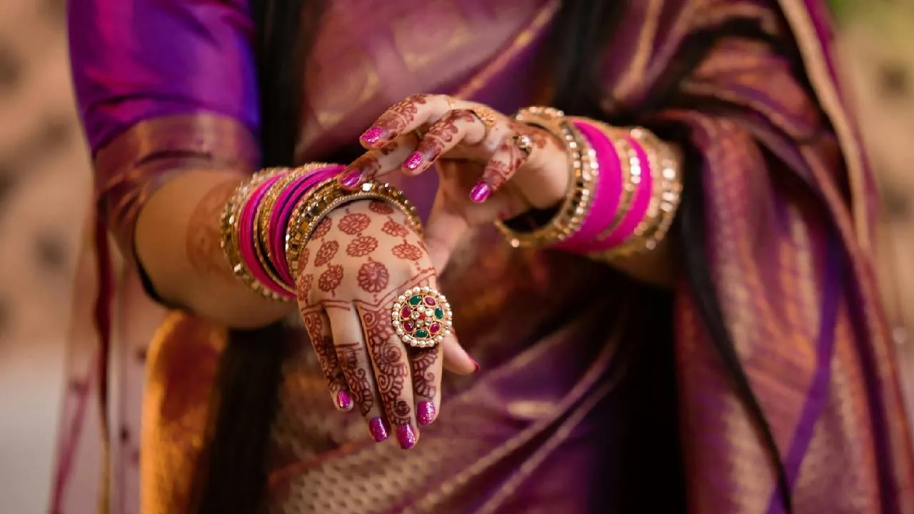 Mehndi Trend 2025: ಕಥೆ ಹೇಳುವ ಬ್ರೈಡಲ್ ಮೆಹಂದಿ ಡಿಸೈನ್ಸ್ - Image 1