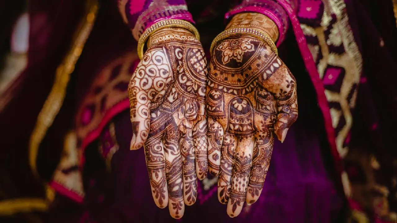 Mehndi Trend 2025: ಕಥೆ ಹೇಳುವ ಬ್ರೈಡಲ್ ಮೆಹಂದಿ ಡಿಸೈನ್ಸ್ - Image 2