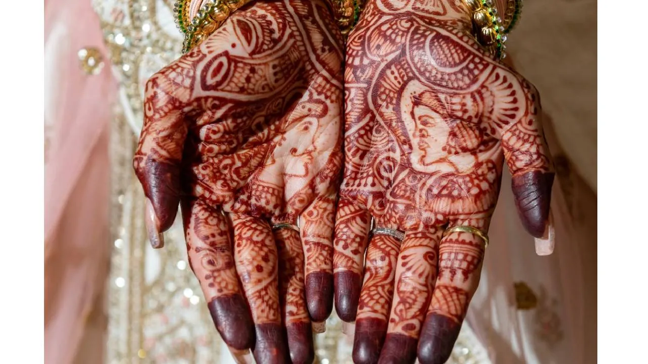 Mehndi Trend 2025: ಕಥೆ ಹೇಳುವ ಬ್ರೈಡಲ್ ಮೆಹಂದಿ ಡಿಸೈನ್ಸ್ - Image 5
