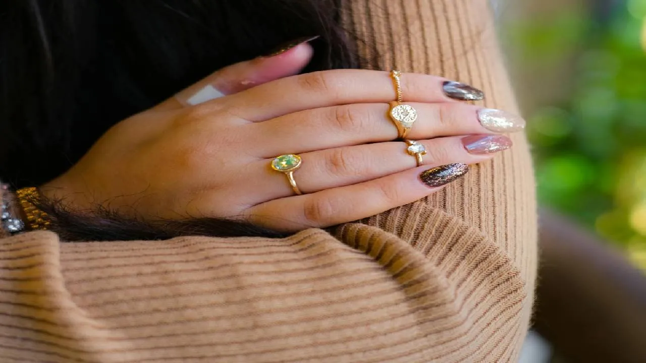 Gen G Fashion 2026: ಕಾಲೇಜು ಹುಡುಗಿಯರ ಕೈ ಬೆರಳುಗಳನ್ನು ಆಡಿಸುತ್ತಿರುವ ಮಿಡಿ ರಿಂಗ್ಸ್! - Image 3