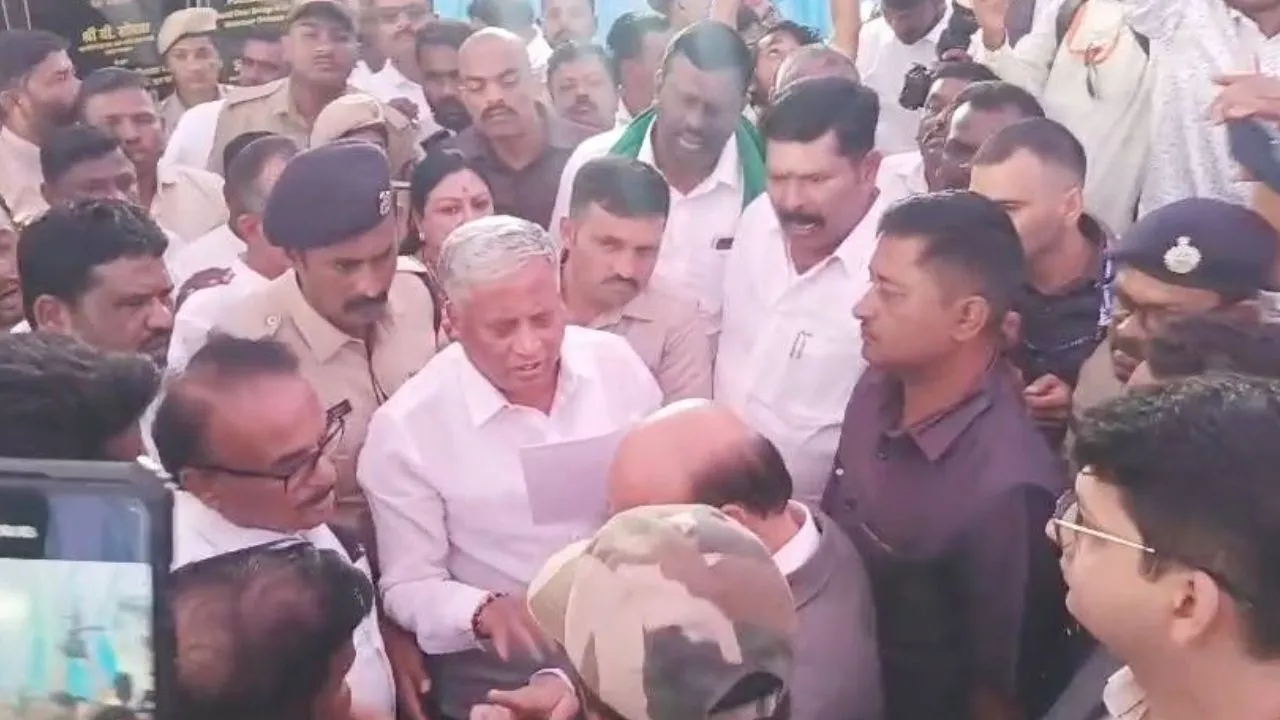 ಕೇಂದ್ರ ಸಚಿವ ಸೋಮಣ್ಣ ಕಾರ್ಯಕ್ರಮದಲ್ಲಿ ಹೈಡ್ರಾಮಾ; ಕುರ್ಚಿ ಎಸೆದು ಕೈ ಕಾರ್ಯಕರ್ತರ ಆಕ್ರೋಶ