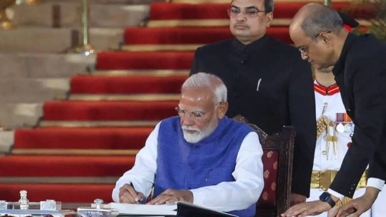 ಮೂರು ಬಾರಿ ಪ್ರಧಾನಿಯಾಗಿ ಪ್ರಮಾಣ ಸ್ವೀಕರಿಸಿ ದಾಖಲೆ ಬರೆದ ಪ್ರಧಾನಿ ನರೇಂದ್ರ ಮೋದಿ: ರಾಜಕೀಯ ಜರ್ನಿಯ ಝಲಕ್ ಇಲ್ಲಿದೆ - Image 3
