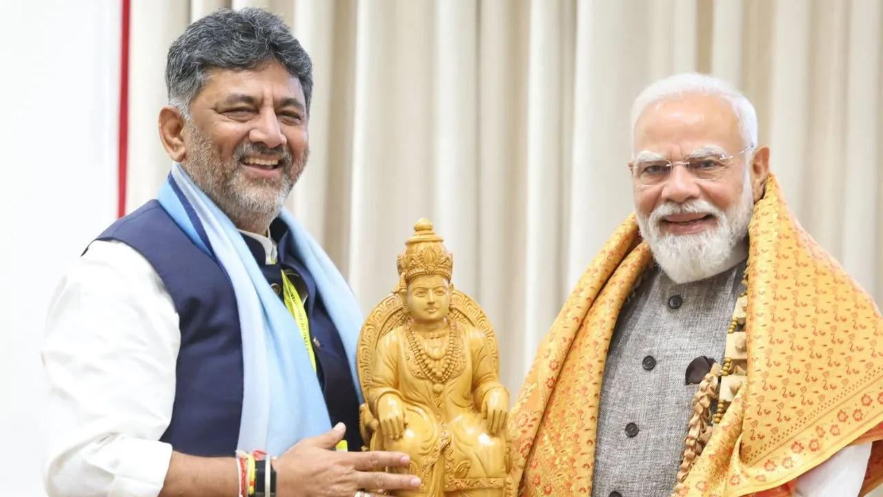 ಪ್ರಧಾನಿ ನರೇಂದ್ರ ಮೋದಿಗೆ ಬಸವಣ್ಣ ಸ್ಮರಣಿಕೆ ನೀಡಿದ ಮುಖ್ಯಮಂತ್ರಿ ಡಿ.ಕೆ. ಶಿವಕುಮಾರ್‌; ರಾಜ್ಯದ ಅಭಿವೃದ್ಧಿ ಬಗ್ಗೆ ಚರ್ಚೆ