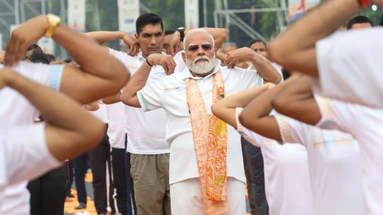 ಯೋಗ ಪಟುಗಳಿಗೆ ಯೋಗ ಹೇಳಿ ಕೊಟ್ಟ ಪ್ರಧಾನಿ ನರೇಂದ್ರ ಮೋದಿ; ಕೋಲ್ಕತಾದಲ್ಲಿ ಮೊದಲ ಬಾರಿ ಅಂತಾರಾಷ್ಟ್ರೀಯ ಯೋಗ ದಿನಾಚರಣೆ - Image 1