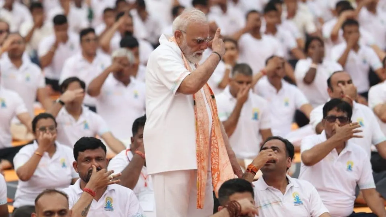 ಯೋಗ ಪಟುಗಳಿಗೆ ಯೋಗ ಹೇಳಿ ಕೊಟ್ಟ ಪ್ರಧಾನಿ ನರೇಂದ್ರ ಮೋದಿ; ಕೋಲ್ಕತಾದಲ್ಲಿ ಮೊದಲ ಬಾರಿ ಅಂತಾರಾಷ್ಟ್ರೀಯ ಯೋಗ ದಿನಾಚರಣೆ - Image 2