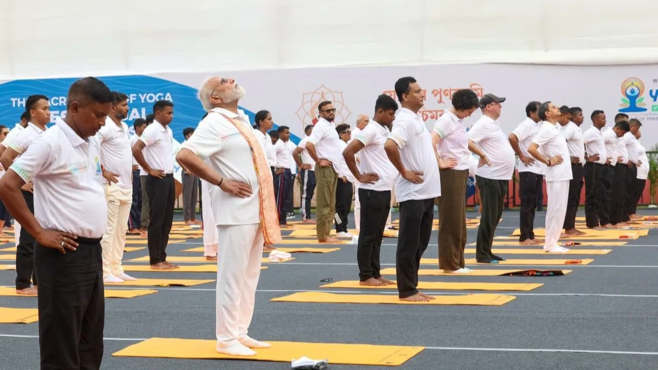 ಯೋಗ ಪಟುಗಳಿಗೆ ಯೋಗ ಹೇಳಿ ಕೊಟ್ಟ ಪ್ರಧಾನಿ ನರೇಂದ್ರ ಮೋದಿ; ಕೋಲ್ಕತಾದಲ್ಲಿ ಮೊದಲ ಬಾರಿ ಅಂತಾರಾಷ್ಟ್ರೀಯ ಯೋಗ ದಿನಾಚರಣೆ - Image 3