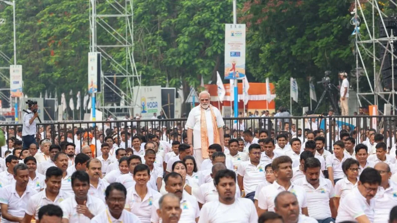ಯೋಗ ಪಟುಗಳಿಗೆ ಯೋಗ ಹೇಳಿ ಕೊಟ್ಟ ಪ್ರಧಾನಿ ನರೇಂದ್ರ ಮೋದಿ; ಕೋಲ್ಕತಾದಲ್ಲಿ ಮೊದಲ ಬಾರಿ ಅಂತಾರಾಷ್ಟ್ರೀಯ ಯೋಗ ದಿನಾಚರಣೆ - Image 6
