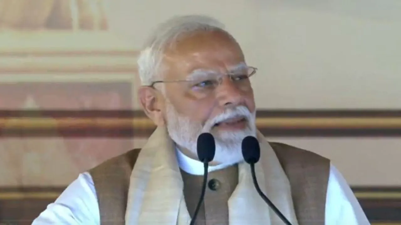 PM Modi in Adichunchanagiri: ಮುಖ್ಯಮಂತ್ರಿ ಸಿದ್ದರಾಮಯ್ಯ ಕಿವಿಯಲ್ಲಿ ಪಿಸುಗುಟ್ಟಿದ ಪ್ರಧಾನಿ ನರೇಂದ್ರ ಮೋದಿ; ಫೋಟೊ ವೈರಲ್‌ - Image 3