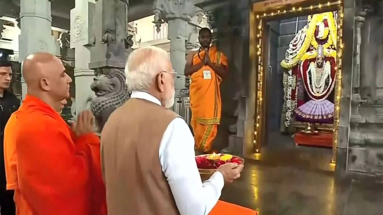 PM Modi in Adichunchanagiri: ಮುಖ್ಯಮಂತ್ರಿ ಸಿದ್ದರಾಮಯ್ಯ ಕಿವಿಯಲ್ಲಿ ಪಿಸುಗುಟ್ಟಿದ ಪ್ರಧಾನಿ ನರೇಂದ್ರ ಮೋದಿ; ಫೋಟೊ ವೈರಲ್‌ - Image 4
