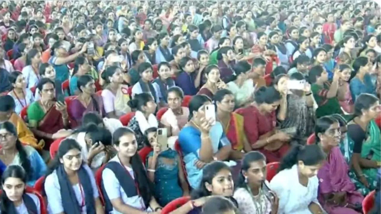 PM Modi in Adichunchanagiri: ಮುಖ್ಯಮಂತ್ರಿ ಸಿದ್ದರಾಮಯ್ಯ ಕಿವಿಯಲ್ಲಿ ಪಿಸುಗುಟ್ಟಿದ ಪ್ರಧಾನಿ ನರೇಂದ್ರ ಮೋದಿ; ಫೋಟೊ ವೈರಲ್‌ - Image 5