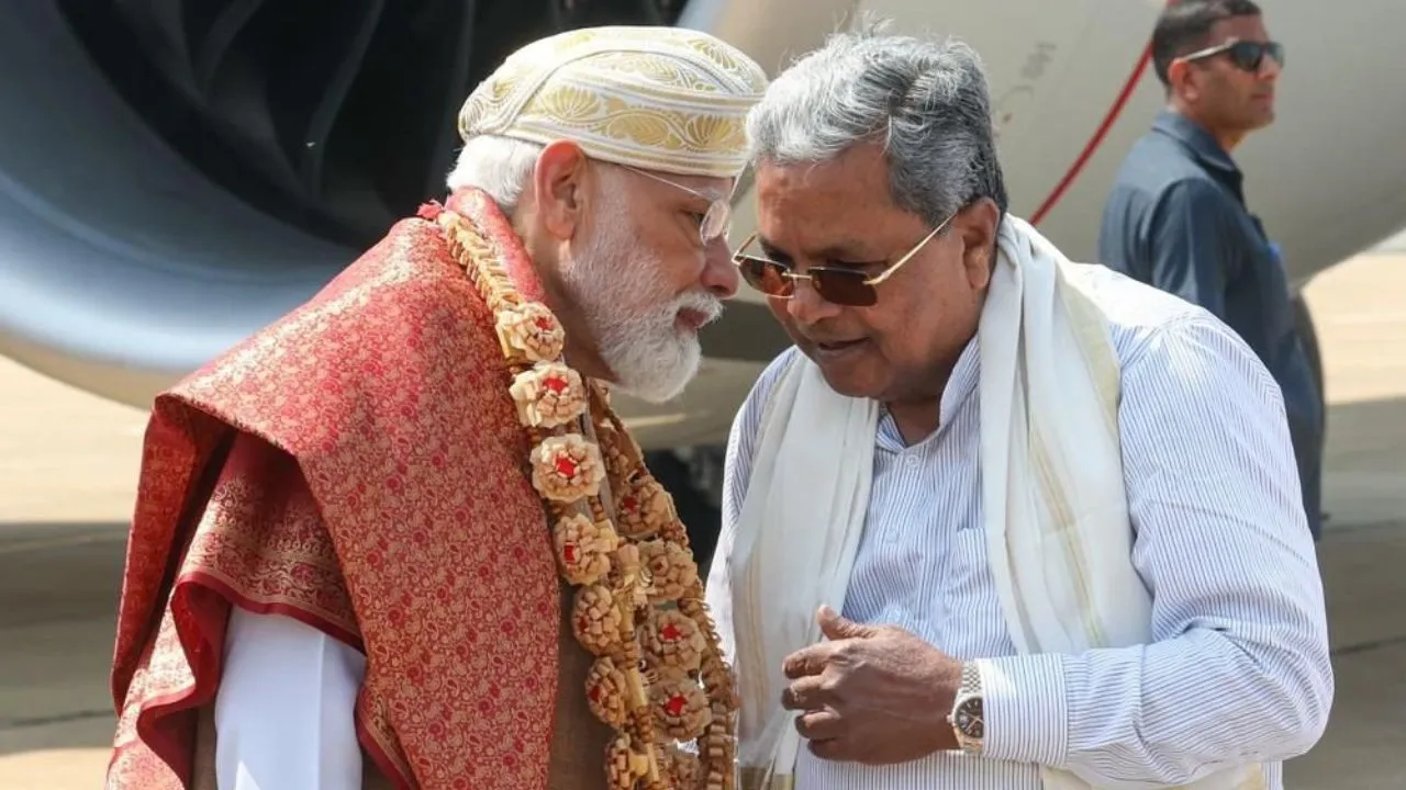 PM Modi in Adichunchanagiri: ಮುಖ್ಯಮಂತ್ರಿ ಸಿದ್ದರಾಮಯ್ಯ ಕಿವಿಯಲ್ಲಿ ಪಿಸುಗುಟ್ಟಿದ ಪ್ರಧಾನಿ ನರೇಂದ್ರ ಮೋದಿ; ಫೋಟೊ ವೈರಲ್‌ - Image 2