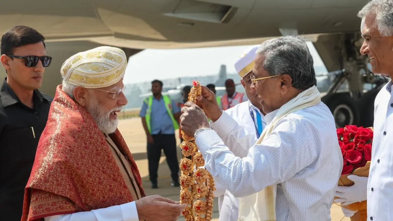 PM Modi in Adichunchanagiri: ಮುಖ್ಯಮಂತ್ರಿ ಸಿದ್ದರಾಮಯ್ಯ ಕಿವಿಯಲ್ಲಿ ಪಿಸುಗುಟ್ಟಿದ ಪ್ರಧಾನಿ ನರೇಂದ್ರ ಮೋದಿ; ಫೋಟೊ ವೈರಲ್‌ - Image 1