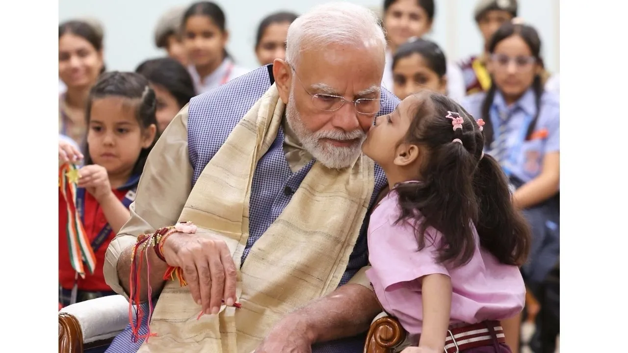 ಹೈಫೈ, ಸಿಹಿಮುತ್ತು, ಹರಟೆ, ನಗು; ವಿದ್ಯಾರ್ಥಿನಿಯರೊಂದಿಗೆ ರಕ್ಷಾ ಬಂಧನ ಆಚರಿಸಿದ ಪ್ರಧಾನಿ ನರೇಂದ್ರ ಮೋದಿ - Image 1