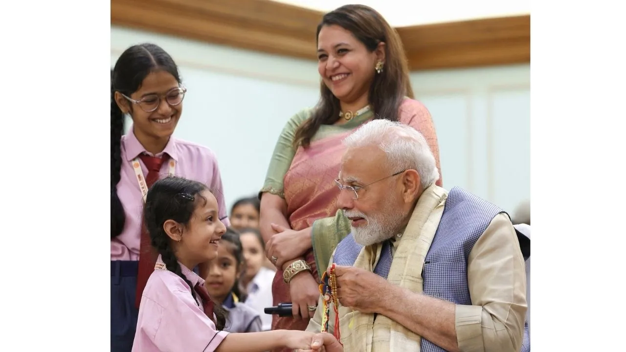 ಹೈಫೈ, ಸಿಹಿಮುತ್ತು, ಹರಟೆ, ನಗು; ವಿದ್ಯಾರ್ಥಿನಿಯರೊಂದಿಗೆ ರಕ್ಷಾ ಬಂಧನ ಆಚರಿಸಿದ ಪ್ರಧಾನಿ ನರೇಂದ್ರ ಮೋದಿ - Image 2