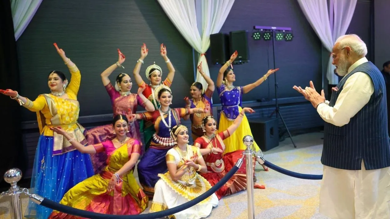 ನೆದರ್‌ಲ್ಯಾಂಡ್ಸ್‌ನಲ್ಲಿ ಭಾರತೀಯ ಸಂಸ್ಕೃತಿಯ ಝಲಕ್: ಪ್ರಧಾನಿ ನರೇಂದ್ರ ಮೋದಿಗೆ ಅದ್ಧೂರಿ ಸ್ವಾಗತ - Image 1
