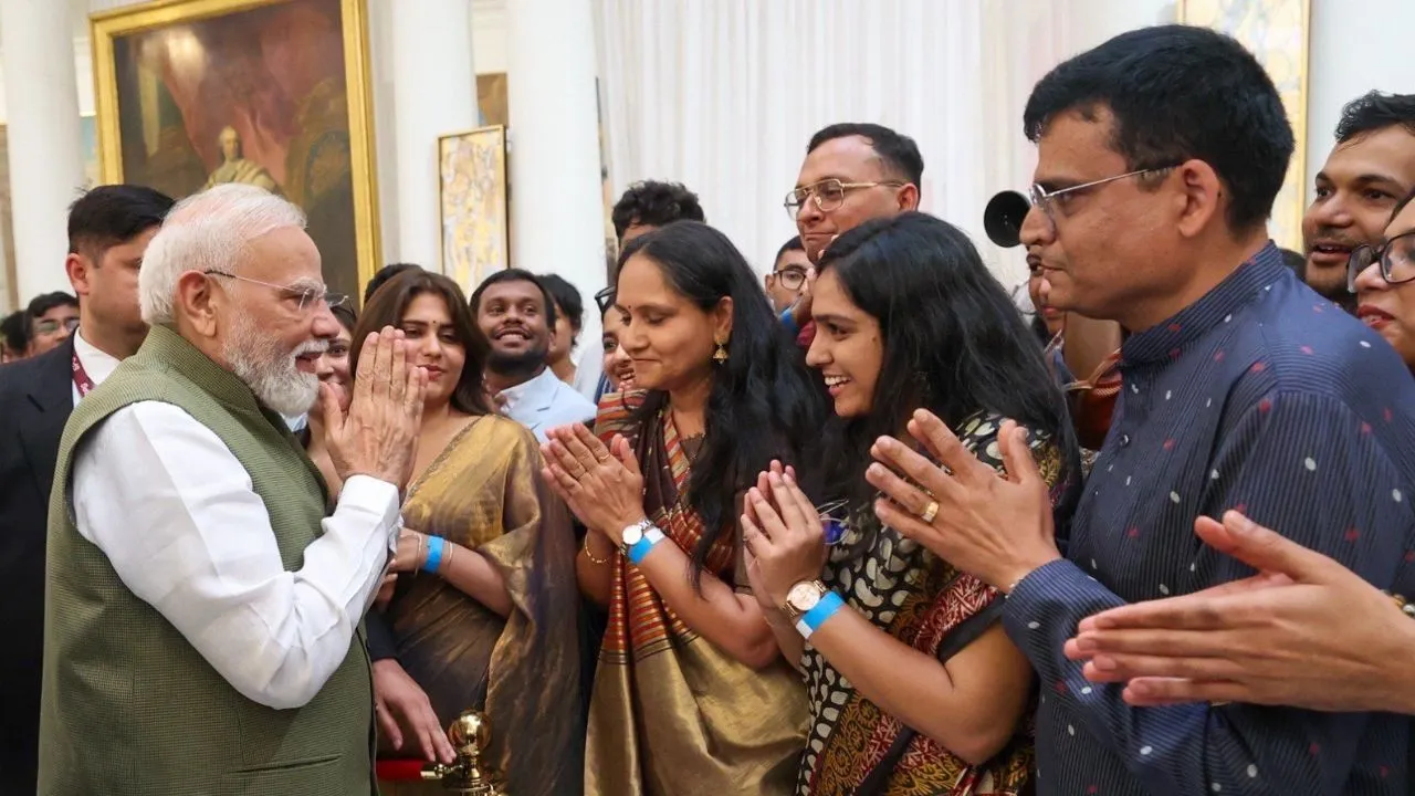 ಬೆಚ್ಚನೆ ಅಪ್ಪುಗೆ ಮೂಲಕ ಪ್ರಧಾನಿ ನರೇಂದ್ರ ಮೋದಿಗೆ ಆತ್ಮೀಯ ಸ್ವಾಗತ ಕೋರಿದ ಫ್ರಾನ್ಸ್‌ ಅಧ್ಯಕ್ಷ ಇಮ್ಯಾನುವೆಲ್‌ ಮ್ಯಾಕ್ರನ್‌ - Image 2