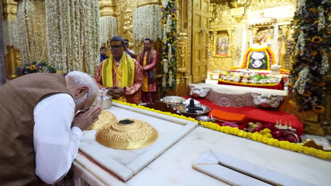 ಗುಜರಾತ್‌ನ ಸೋಮನಾಥ ದೇಗುಲದಲ್ಲಿ ನರೇಂದ್ರ ಮೋದಿ ವಿಶೇಷ ಪೂಜೆ; ಪೋಖ್ರಾನ್​ ಅಣ್ವಸ್ತ್ರ ಪರೀಕ್ಷೆ, ವಾಜಪೇಯಿ ಸ್ಮರಿಸಿದ ಪ್ರಧಾನಿ - Image 2