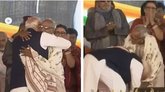 ಬಿಜೆಪಿ ಕಾರ್ಯಕರ್ತನ ಪಾದ ಮುಟ್ಟಿ ನಮಸ್ಕರಿಸಿದ ಪ್ರಧಾನಿ
