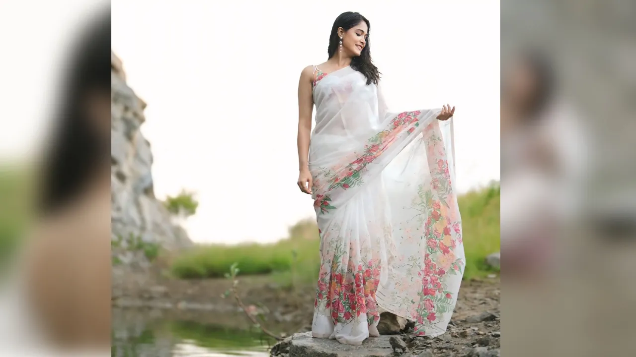 Mokshitha Pai: ನದಿಯ ತಡದಲ್ಲಿ ಬಿಳಿ ಸೀರೆಯುಟ್ಟು ಫೋಟೋಕ್ಕೆ ಪೋಸ್ ಕೊಟ್ಟ ಮೋಕ್ಷಿತಾ - Image 5