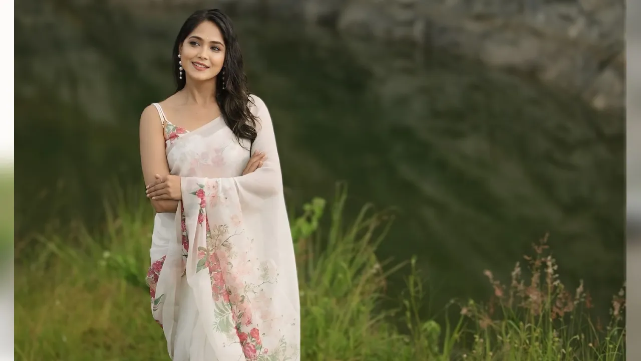 Mokshitha Pai: ನದಿಯ ತಡದಲ್ಲಿ ಬಿಳಿ ಸೀರೆಯುಟ್ಟು ಫೋಟೋಕ್ಕೆ ಪೋಸ್ ಕೊಟ್ಟ ಮೋಕ್ಷಿತಾ - Image 4