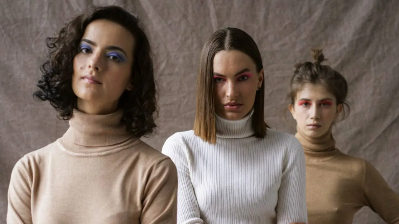 Monsoon Fashion 2025: ಮಾನ್ಸೂನ್ ಮಳೆ ಗಾಳಿಗೆ ಮರಳಿದ ಫ್ಯಾಷನ್ ಪ್ರಿಯರ ಟರ್ಟಲ್ ನೆಕ್ ಡ್ರೆಸ್ - Image 4