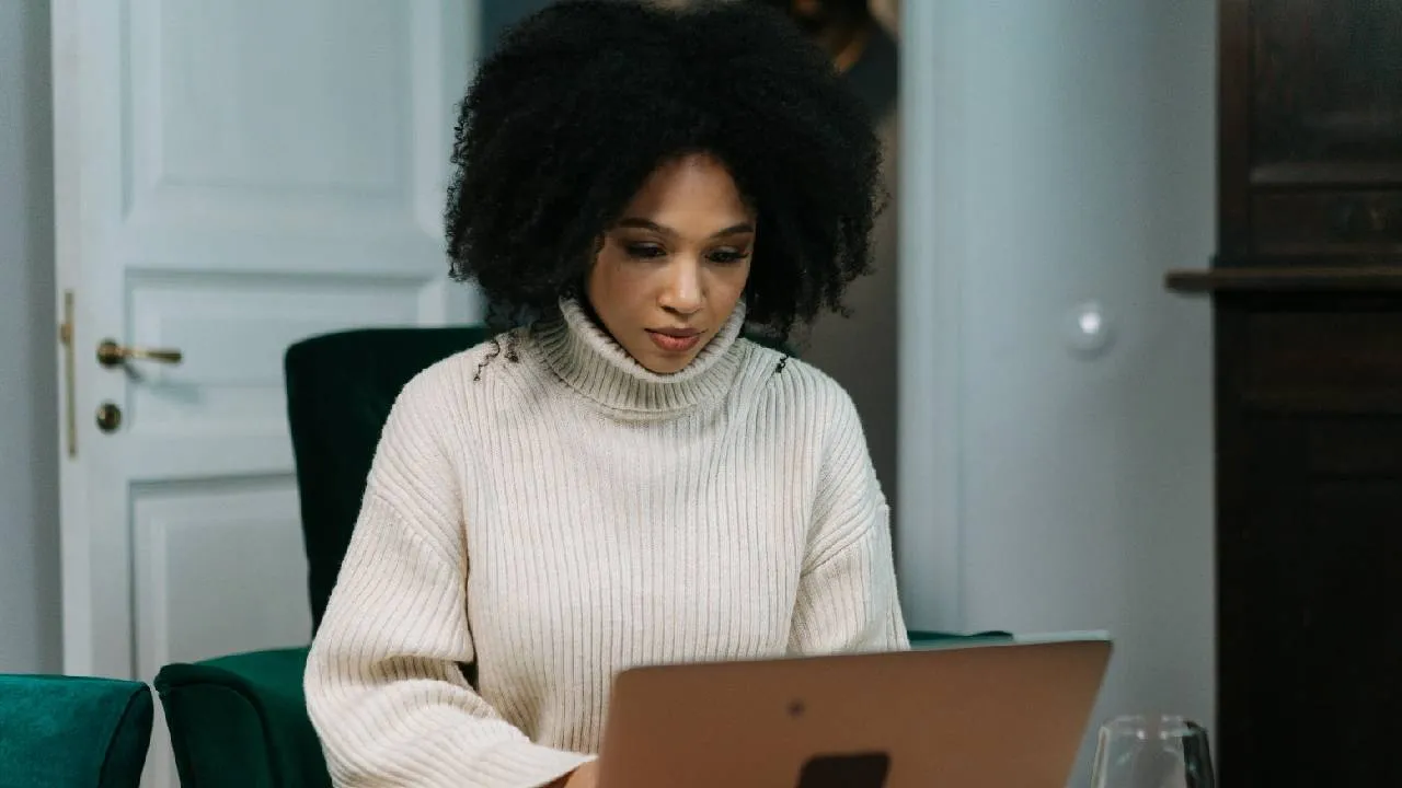 Monsoon Fashion 2025: ಮಾನ್ಸೂನ್ ಮಳೆ ಗಾಳಿಗೆ ಮರಳಿದ ಫ್ಯಾಷನ್ ಪ್ರಿಯರ ಟರ್ಟಲ್ ನೆಕ್ ಡ್ರೆಸ್ - Image 2