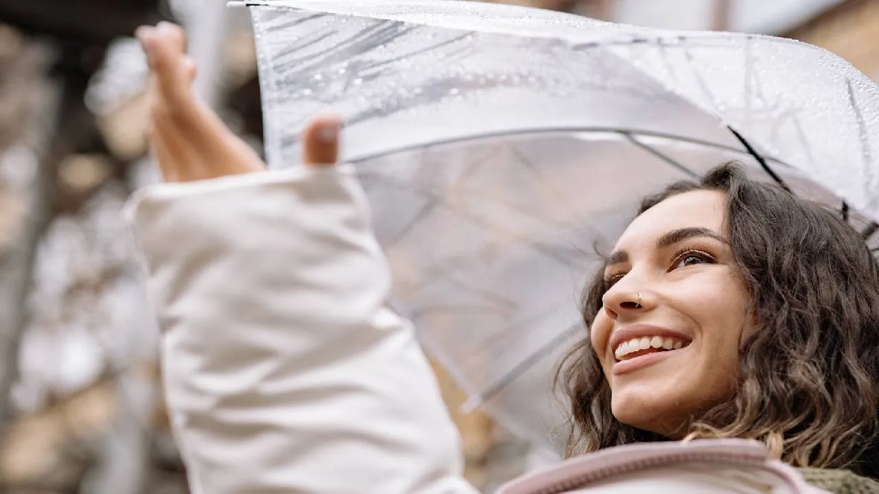 Monsoon Fashion Tips 2026: ಯುವತಿಯರ ಮಾನ್ಸೂನ್ ಫ್ಯಾಷನ್‌ವೇರ್ಸ್ ಹೀಗಿದ್ದರೇ ಚೆನ್ನ! - Image 3