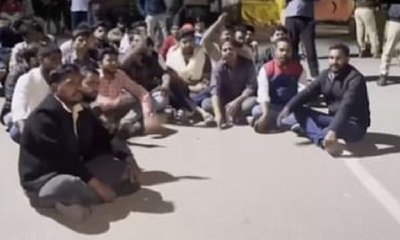 ಮಸೀದಿ ಮುಚ್ಚಿದ್ದರಿಂದ ಕೆರಳಿದ ವಿದ್ಯಾರ್ಥಿಗಳು