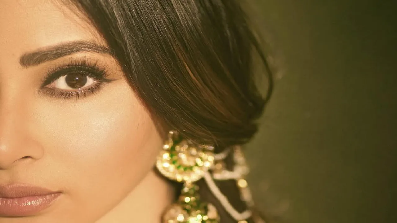 Mouni Roy:  ಗೋಲ್ಡನ್‌ ಕಲರ್‌ ಸೀರೆಯಲ್ಲಿ ಮಿಂಚಿದ ಬೆಂಗಾಲಿ ಬೆಡಗಿ ಮೌನಿ ರಾಯ್‌; ಫೋಟೋಸ್‌  ನೋಡಿ - Image 3