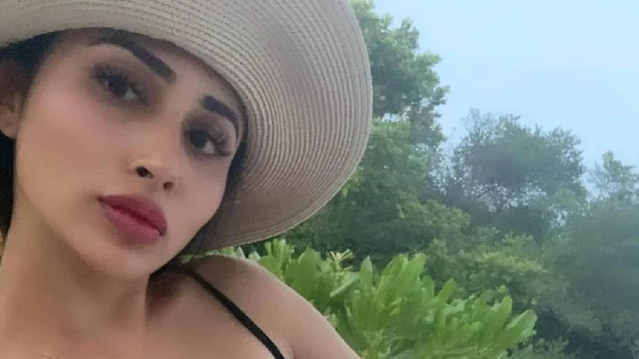 Mouni Roy: ಬಿಕಿನಿ ಧರಿಸಿ ಸೆಕ್ಸಿ ಪೋಸ್ ನೀಡಿದ ‘ಕೆಜಿಎಫ್’ ಸುಂದರಿ! ವೆರಿ ಹಾಟ್‌ ಎಂದ ಫ್ಯಾನ್ಸ್‌ - Image 3