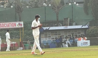 ದೆಹಲಿ ವಿರುದ್ದದ ಪಂದ್ಯದಲ್ಲಿ  ಮಾಸ್ಕ್‌ ಧರಿಸಿ ಆಡಿದ ಮುಂಬೈ ಆಟಗಾರರು!