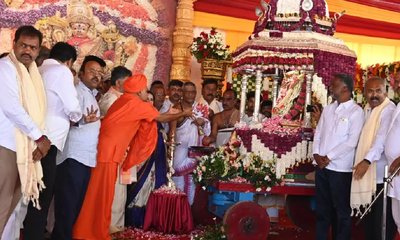 ವಿಶ್ವವಿಖ್ಯಾತ ಮೈಸೂರು ದಸರಾಗೆ ಚಾಲನೆ ನೀಡಿದ ಗವಿಸಿದ್ದೇಶ್ವರ ಸ್ವಾಮೀಜಿ
