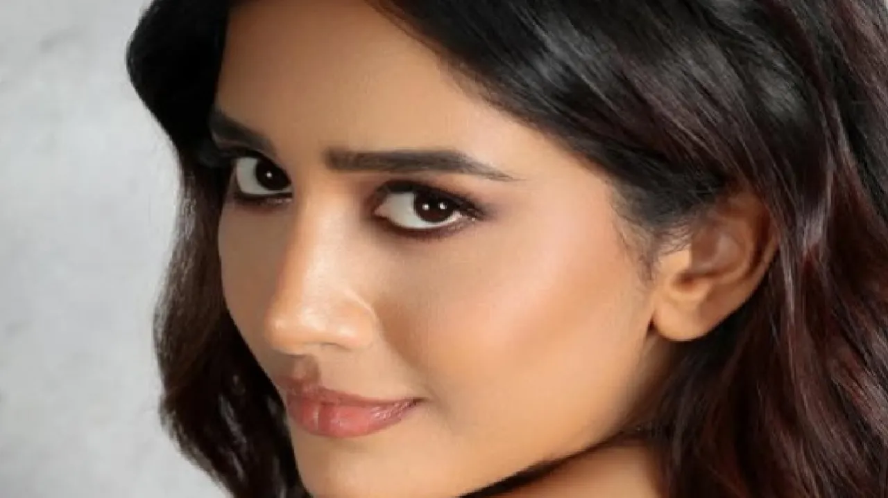 ಕರೆಂಟ್‌ ಬ್ಲ್ಯೂ ಸ್ಕರ್ಟ್ ಸೆಟ್‌ನಲ್ಲಿ ಮಿಂಚಿದ ನಟಿ ನಭಾ ನಟೇಶ್‌ - Image 5