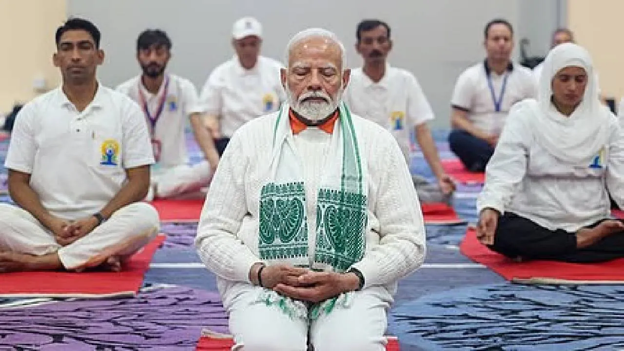 International Yoga Day: International Yoga Day: ಪ್ರಧಾನಿ ಮೋದಿಯಿಂದ ಹಿಡಿದು ಲಂಡನ್‌ವರೆಗೆ; ದೇಶ ವಿದೇಶದಲ್ಲಿ ಯೋಗ ದಿನಾಚರಣೆ - Image 2