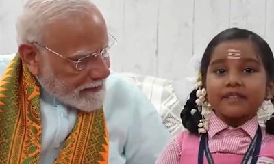 ಗಾಯತ್ರಿ ಮಂತ್ರ ಪಠಿಸಿ ಪ್ರಧಾನಿ ಮೋದಿ ಸ್ವಾಗತಿಸಿದ ಬಾಲಕಿ: ವಿಡಿಯೊ ನೋಡಿ