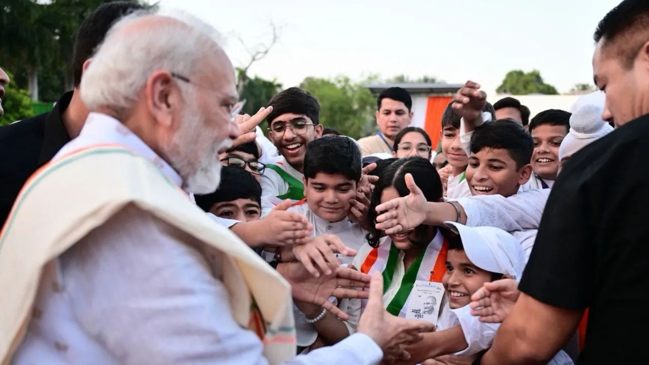 ಚಾಯ್‌ ವಾಲಾನಿಂದ ಪ್ರಧಾನಿವರೆಗೆ: ಸಾರ್ವಜನಿಕ ಸೇವೆಯಲ್ಲಿ 25 ವರ್ಷ ಪೂರೈಸಿದ ನರೇಂದ್ರ ಮೋದಿ ಜರ್ನಿ ಇಲ್ಲಿದೆ - Image 6