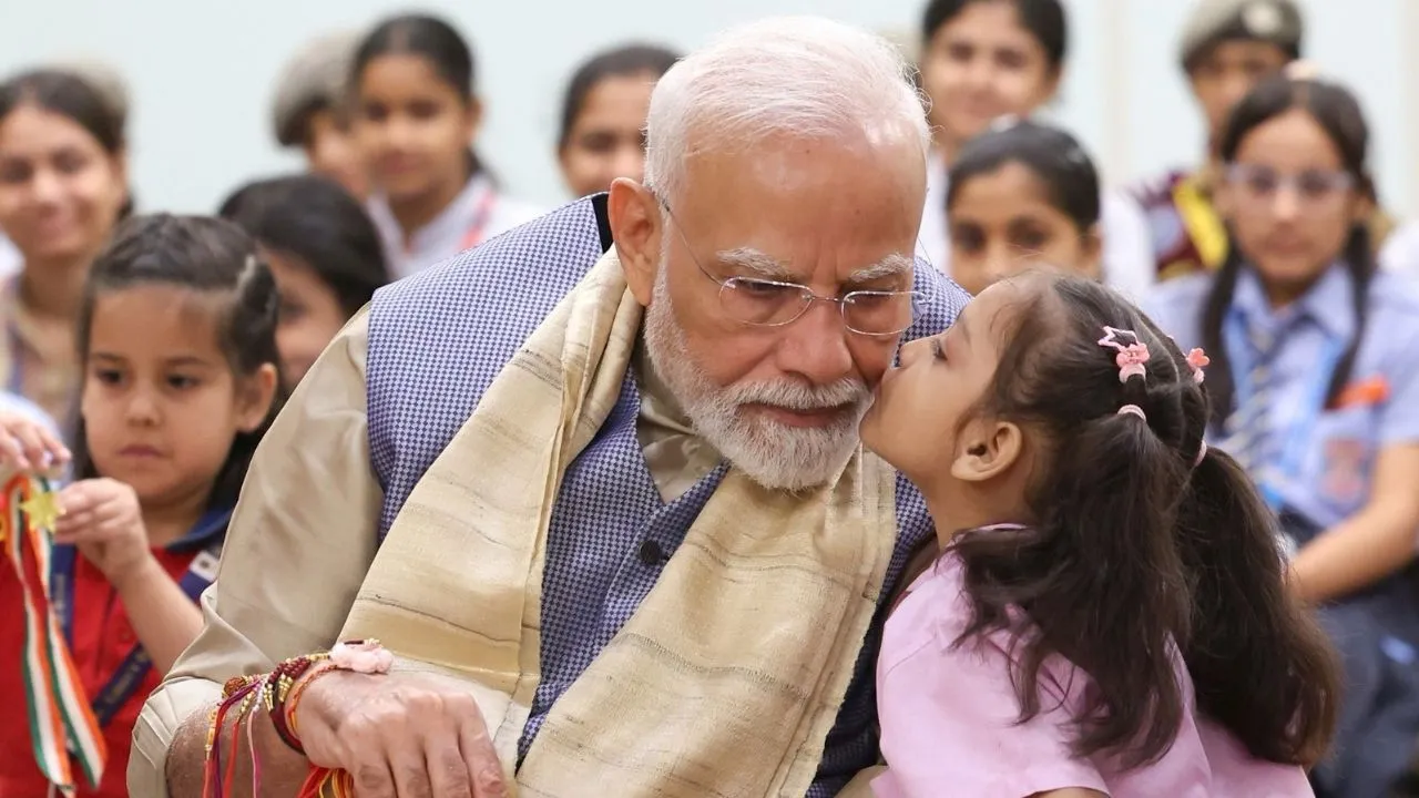 ಚಾಯ್‌ ವಾಲಾನಿಂದ ಪ್ರಧಾನಿವರೆಗೆ: ಸಾರ್ವಜನಿಕ ಸೇವೆಯಲ್ಲಿ 25 ವರ್ಷ ಪೂರೈಸಿದ ನರೇಂದ್ರ ಮೋದಿ ಜರ್ನಿ ಇಲ್ಲಿದೆ - Image 10