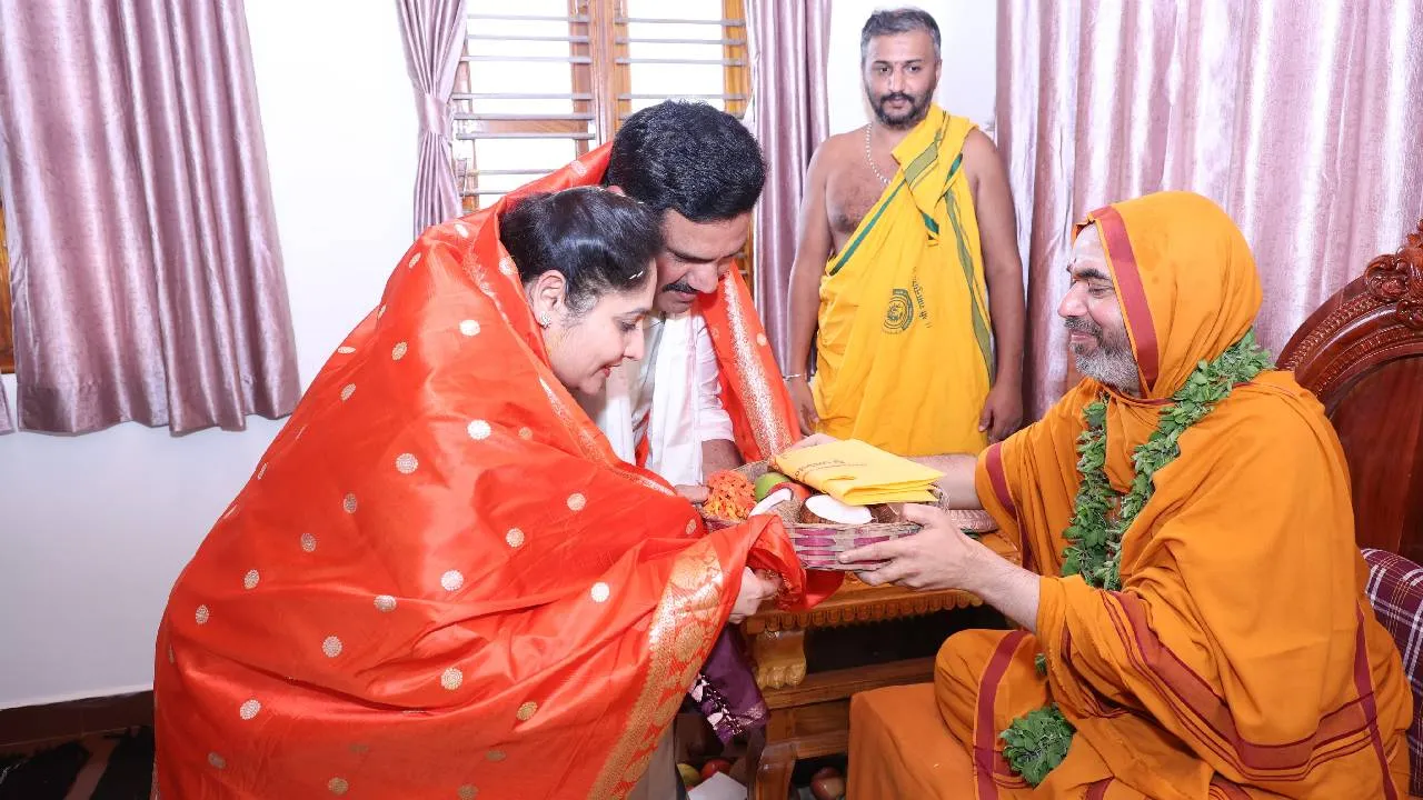 Navaratra Namasya: ಚಿತ್ತಭಿತ್ತಿಯಲ್ಲಿ ಭಾವನೆಯೇ ಇಲ್ಲದಿದ್ದರೆ ಆ ಪೂಜೆ ಪರಿಪೂರ್ಣವಲ್ಲ: ರಾಘವೇಶ್ವರ ಶ್ರೀ