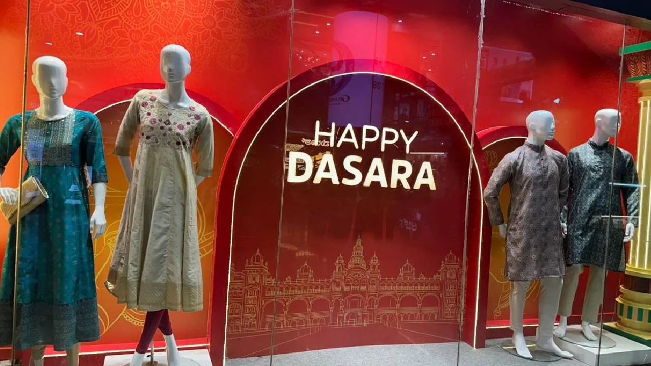 Navaratri/Dasara Trend 2025: ಫೆಸ್ಟೀವ್ ಸೀಸನ್‌ಗೂ ಮುನ್ನವೇ ಎಂಟ್ರಿ ಕೊಟ್ಟ ನವರಾತ್ರಿ ಟ್ರೆಡಿಷನಲ್‌ ವೇರ್ಸ್ - Image 1