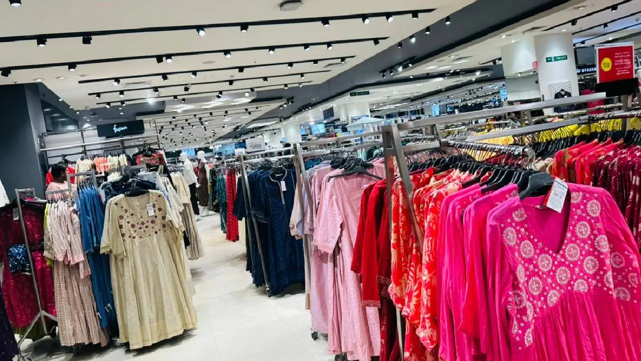 Navaratri/Dasara Trend 2025: ಫೆಸ್ಟೀವ್ ಸೀಸನ್‌ಗೂ ಮುನ್ನವೇ ಎಂಟ್ರಿ ಕೊಟ್ಟ ನವರಾತ್ರಿ ಟ್ರೆಡಿಷನಲ್‌ ವೇರ್ಸ್ - Image 2