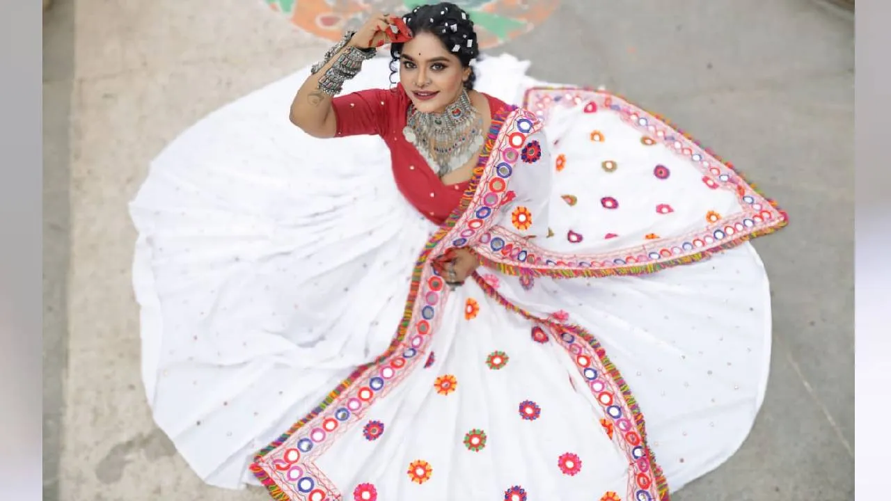 Navaratri Fashion 2025: ನವರಾತ್ರಿ ದಾಂಡಿಯಾ ಲೆಹೆಂಗಾ ಆಯ್ಕೆಗೆ 5 ಸಿಂಪಲ್ ಐಡಿಯಾ - Image 1