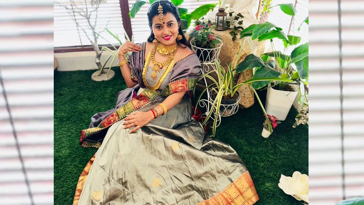 Navaratri Grey Colour Tips 2025: ಬೂದು ಬಣ್ಣದಲ್ಲೂ ಬ್ಯೂಟಿಫುಲ್ ಆಗಿ ಕಾಣಿಸಿಕೊಳ್ಳಿ - Image 4