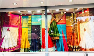 ಎಲ್ಲೆಡೆ ಹೆಚ್ಚಾಯ್ತು ನವರಂಗಿನ ಸೀರೆಗಳ ಖರೀದಿ