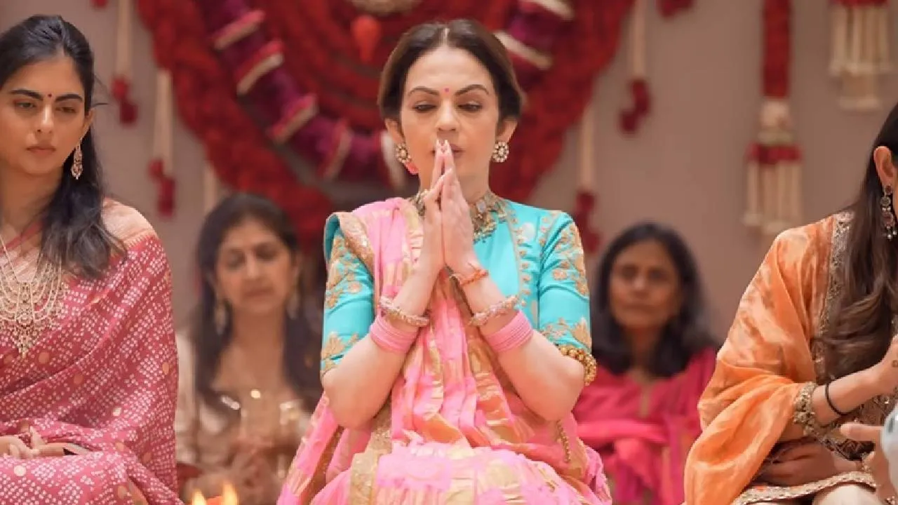 Neetha Ambani: ಸ್ವದೇಶ್‌ನ ಮಧುರೈ ಟ್ರೆಡಿಷನಲ್‌ ಸೀರೆಯಲ್ಲಿ ಮಿಂಚಿದ ನೀತಾ ಅಂಬಾನಿ - Image 2