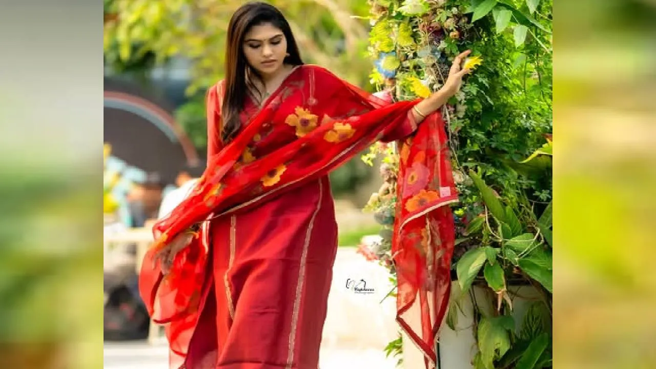 Season Fashion 2026: ಗಾಢ ಬಣ್ಣಗಳಲ್ಲಿ ಮರಳಿದ ತ್ರೀ ಪೀಸ್‌ ಕುರ್ತಾ ಫ್ಯಾಷನ್‌ - Image 4