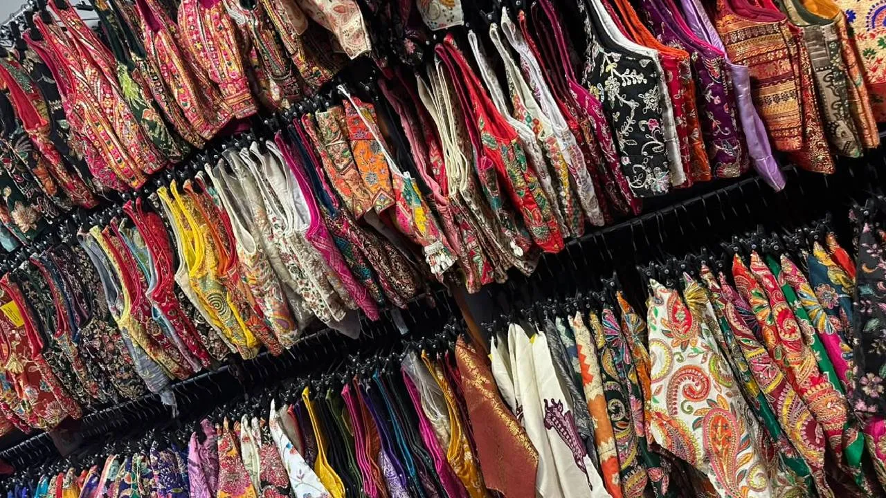 Blouse Fashion 2026: ಮಾರುಕಟ್ಟೆಯಲ್ಲಿ ರೆಡಿಮೇಡ್ ಬ್ಲೌಸ್‌ಗಳ ಹಂಗಾಮ - Image 4