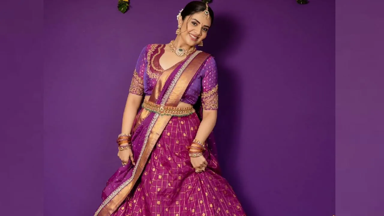 Langa-Davani Fashion 2026: ಫೆಸ್ಟೀವ್‌ ಸೀಸನ್‌ನಲ್ಲಿ ಟ್ರೆಂಡಿಯಾದ ಶ್ರೀಮುಖಿಯ ಲೇಯರ್ಡ್ ಲಂಗ-ದಾವಣಿ - Image 5