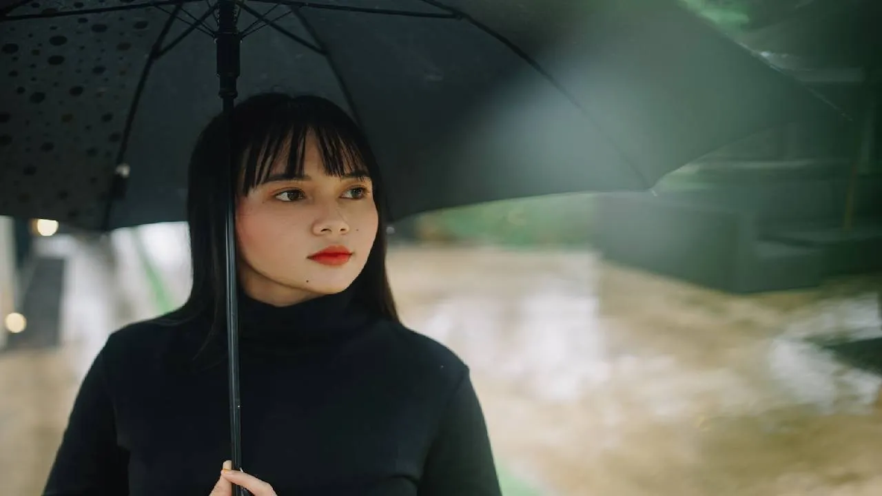Monsoon Fashion Tips 2026: ಯುವತಿಯರ ಮಾನ್ಸೂನ್ ಫ್ಯಾಷನ್‌ವೇರ್ಸ್ ಹೀಗಿದ್ದರೇ ಚೆನ್ನ! - Image 4